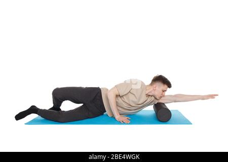 Der gutaussehende Mann zeigt Übungen mit einer Schaumstoffrolle für eine Myofaszialmassage von Triggerpunkten. Massage des Musculus triceps. Isoliert auf weiß. Stockfoto