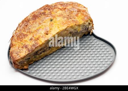 Hausgemachte Hefe-freie Kuchen auf Kefir mit einer Füllung aus Fischkonserven und Kartoffeln, Nahaufnahme. Ein herzhaftes Gericht für einen Flexitarian Stockfoto