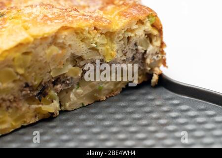 Hausgemachte Hefe-freie Kuchen auf Kefir mit einer Füllung aus Fischkonserven und Kartoffeln, Nahaufnahme. Ein herzhaftes Gericht für einen Flexitarian Stockfoto