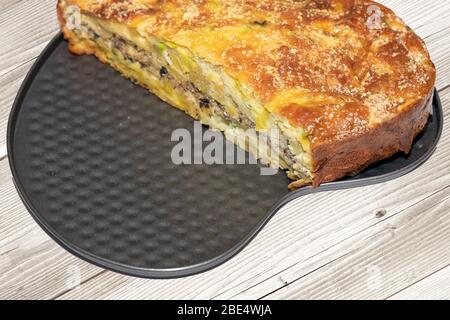 Hausgemachte Hefe-freie Kuchen auf Kefir mit einer Füllung aus Fischkonserven und Kartoffeln, Nahaufnahme. Ein herzhaftes Gericht für einen Flexitarian Stockfoto