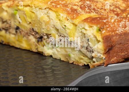 Hausgemachte Hefe-freie Kuchen auf Kefir mit einer Füllung aus Fischkonserven und Kartoffeln, Nahaufnahme. Ein herzhaftes Gericht für einen Flexitarian Stockfoto