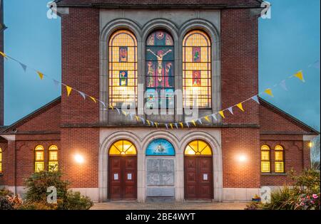 Carrigaline, Cork, Irland. April 2020. Die Kirche unserer Lieben Frau und des heiligen Johannes, Carrigaline, Co. Cork, wurde am Ostersonntag im Rahmen der nationalen Kampagne „Shine Your Light“ beleuchtet, um an diejenigen zu erinnern, die Covid-19 ihr Leben verloren haben, und um Mitarbeiter an vorderster Front und im Gesundheitswesen zu ehren. - Credit; David Creedon / Alamy Live News Stockfoto