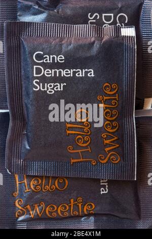 Hallo Sweetie Cane Demerara Zucker Sachets Stockfoto