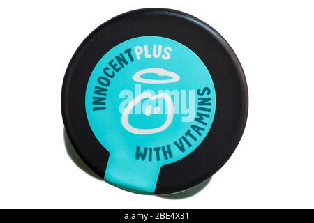 Blick hinunter auf die Flasche Innocent Bolt aus dem Blue Juice Drink isoliert auf weißem Hintergrund - Innocent Plus mit Vitaminen auf Flaschenko Logo Stockfoto