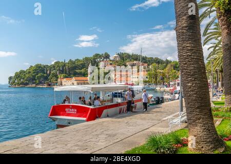 Blick auf das Boot und die Altstadt von Cavtat an der Adria, Cavtat, Dubronick Riviera, Kroatien, Europa Stockfoto