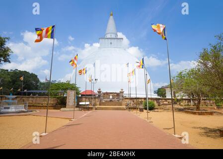 Das antike Mirisaveti Stupa an einem sonnigen Tag. Anuradhapura, Sri Lanka Stockfoto