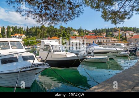 Blick auf die Boote im Hafen von Cavtat an der Adria, Cavtat, Dubronick Riviera, Kroatien, Europa Stockfoto