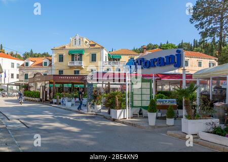 Blick auf Restaurants in der Nähe des Hafens in Cavtat an der Adria, Cavtat, Dubronick Riviera, Kroatien, Europa Stockfoto
