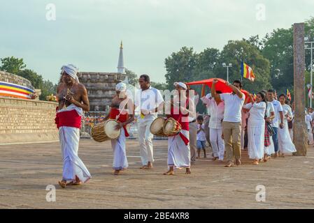 ANURADHAPURA, SRI LANKA - 04. FEBRUAR 2020: Musiker an der Spitze einer zeremoniellen religiösen Prozession in Dagoba Ruwanveliseya Stockfoto