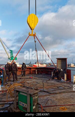 Schweißer von der Orskov Shipyard in Dänemark arbeiten am Stern eines seismischen Schiffes, das in Dry Dock umgebaut wird. Stockfoto