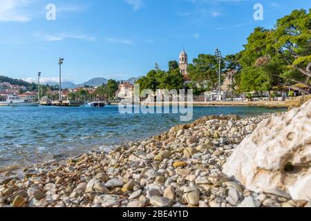 Blick auf die Stadt vom steinigen Strand, Cavtat an der Adria, Cavtat, Dubronick Riviera, Kroatien, Europa Stockfoto