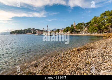 Blick auf die Stadt vom steinigen Strand, Cavtat an der Adria, Cavtat, Dubronick Riviera, Kroatien, Europa Stockfoto