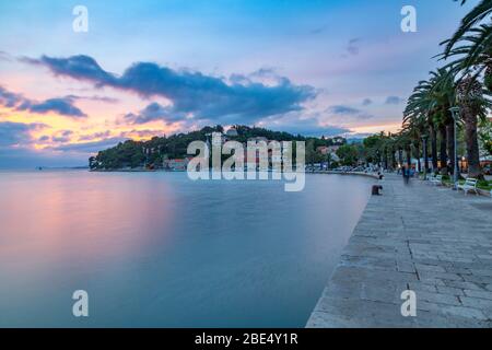 Blick auf die Stadt und Sonnenuntergang, Cavtat an der Adria, Cavtat, Dubronick Riviera, Kroatien, Europa Stockfoto