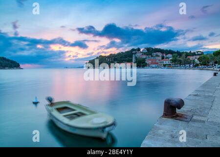 Blick auf die Stadt und Sonnenuntergang, Cavtat an der Adria, Cavtat, Dubronick Riviera, Kroatien, Europa Stockfoto