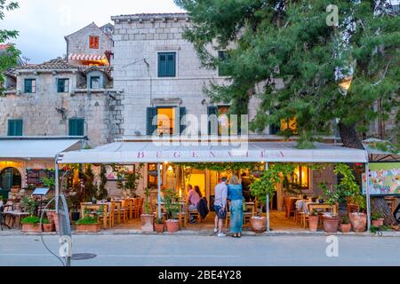 Blick auf Restaurants in der Abenddämmerung, Cavtat an der Adria, Cavtat, Dubronick Riviera, Kroatien, Europa Stockfoto