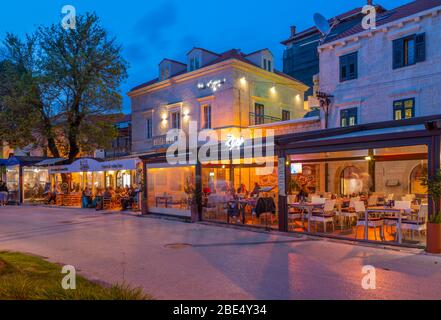 Blick auf Restaurants in der Abenddämmerung, Cavtat an der Adria, Cavtat, Dubronick Riviera, Kroatien, Europa Stockfoto