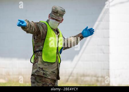 RIPLEY, USA - 10 Apr 2020 - U.S. Army Staff Sgt. Robert Wilson, ein Kavallerie-Scout, der Truppe B, 1. Squadron, 98. Kavallerie-Regiment, Mississippi, zugewiesen wurde Stockfoto