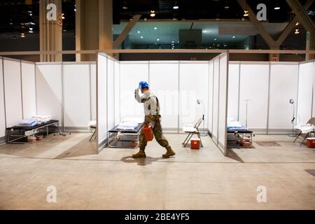 CHICAGO, USA - 31. März 2020 - Mitglieder der Illinois Air National Guard montieren medizinische Ausrüstung im McCormick Place Convention Center in respo Stockfoto