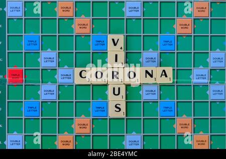 Corona Virus geschrieben auf einem Scrabble-Board Stockfoto