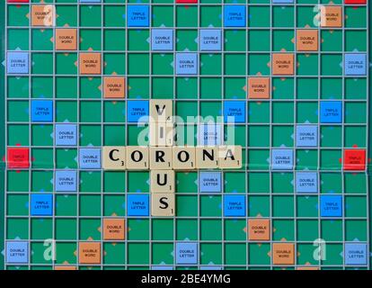 Corona Virus geschrieben auf einem Scrabble-Board Stockfoto