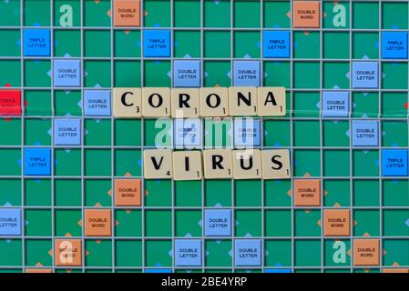 Corona Virus geschrieben auf einem Scrabble-Board Stockfoto