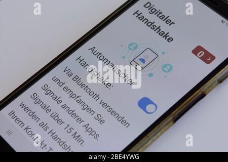 Wien, Österreich. April 2020. Die Stop Corona App soll helfen, die Infektionskette von Corona-Infektionen so schnell wie möglich zu unterbrechen. Im Mittelpunkt steht ein Kontakttagebuch, in dem persönliche Begegnungen anonym mit einem digitalen Handshake gespeichert werden. Die Corona App ist eine App des Österreichischen Roten Kreuzes. Quelle: Franz Perc/Alamy Live News Stockfoto