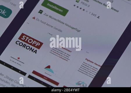 Wien, Österreich. April 2020. Die Stop Corona App soll helfen, die Infektionskette von Corona-Infektionen so schnell wie möglich zu unterbrechen. Im Mittelpunkt steht ein Kontakttagebuch, in dem persönliche Begegnungen anonym mit einem digitalen Handshake gespeichert werden. Die Corona App ist eine App des Österreichischen Roten Kreuzes. Quelle: Franz Perc/Alamy Live News Stockfoto