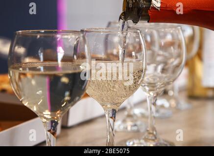 Drei Gläser mit Weißwein bleiben auf dem Tisch in der Innenaufnahme Stockfoto