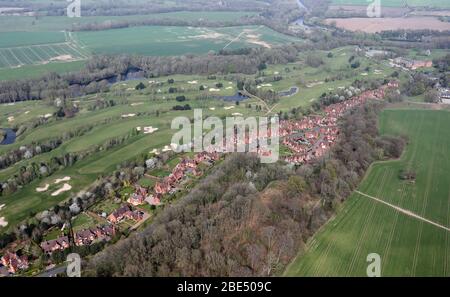 Luftaufnahme des neuen Wohnhauses und Vale Royal Abbey und Golfplatz, Northwich, Cheshire Stockfoto