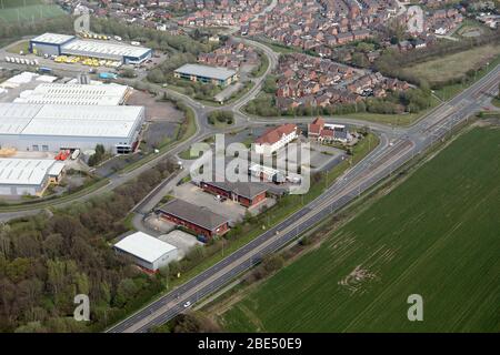 Luftaufnahme verschiedener Geschäftseinheiten und eines McDonalds Street Yew Tree Way, Golborne, Warrington, Großbritannien Stockfoto