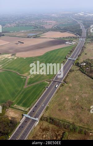 Luftaufnahme einer leeren Autobahn M62, die nach Osten in Richtung Kreuzung 21a der M6 in der Nähe von Warrington blickt Stockfoto