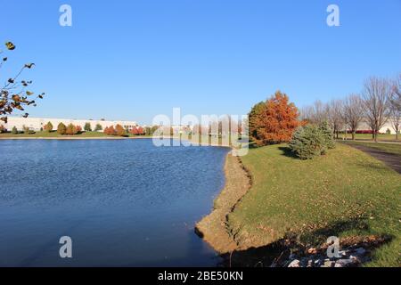 Groveport Ohio Straßen mit bunten Bäumen, Familie von Gänsen auf einem Teich, drei Bach Spaziergang Weg mit bunten Bäumen und grüner Landschaft umgeben Stockfoto