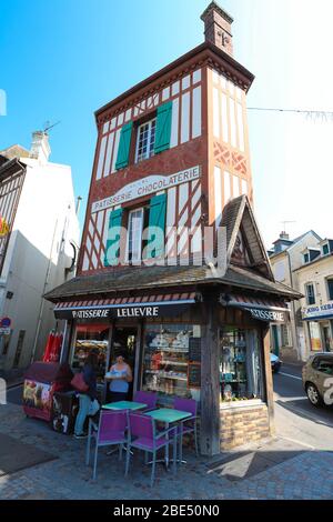 Die Bewohner der Stadt und Touristen entspannen in einer Konditorei Lelievre auf einer Straße im Zentrum von Trouville . Normandie, Frankreich. Stockfoto