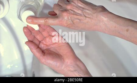 Die richtige Technik für gute Handhygiene, um sich vor den Keimen und dem Covid19 Coronavirus zu schützen. Längere Seifen, Reiben und Abwaschen der Hände mit Wasser. Nahaufnahme. Stockfoto