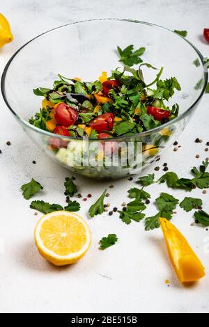 Gesunde Ernährung Lebensmittel. Fitness-Salat aus verschiedenen frischen Grüns, Tomaten, Paprika, Avocados, Gurken mit Olivenöl und Balsamico-Sauce Stockfoto