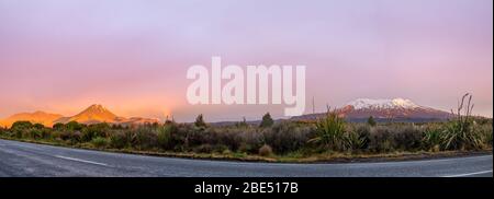 Wunderschöner 180 Grad Panoramablick auf den Sonnenuntergang von Mt Ngauruhoe und Mt Ruapehu im Tongariro Nationalpark in Neuseeland Stockfoto