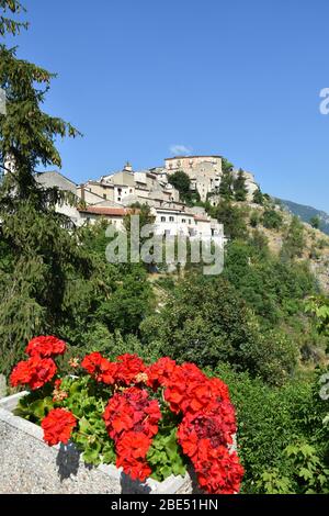 Panoramablick auf die Stadt Villalago in Italien Stockfoto