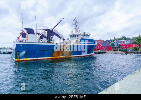 Blick auf den Hafen, Schiffe, und Waterfront Gebäude, in Lunenburg, Nova Scotia, Kanada Stockfoto