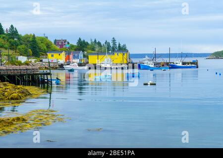 Blick auf die Bucht, Boote und Waterfront Gebäude im Nordwesten Cove, Nova Scotia, Kanada Stockfoto