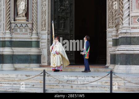 12. April 2020, Florenz Italien - Erzbischof von Florenz, begleitet vom Bürgermeister von Florenz - Kerzenbeleuchtung ersetzt den berühmten Scorpio del Carro Stockfoto