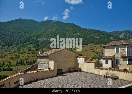 Panoramablick auf die Stadt Villalago in Italien Stockfoto