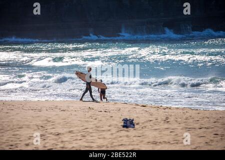 COVID 19 Sydney, australische Surfer, die während der Sperrung des Coronavirus in Australien täglich am Strand trainieren Stockfoto