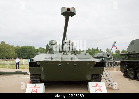 Sambek, Rostov Region, Russland, 28. Juni 2019: Das 120 mm-Selbstfahrende Haubitzersystem 2S34 Hosta, Vorderansicht Stockfoto