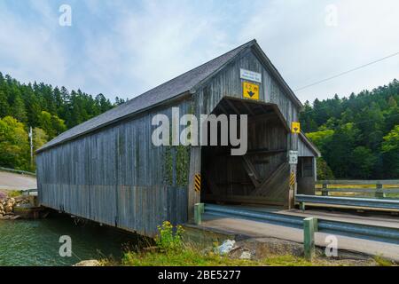 Blick auf die überdachte Brücke (Nr. 2) in St. Martins, New Brunswick, Kanada Stockfoto