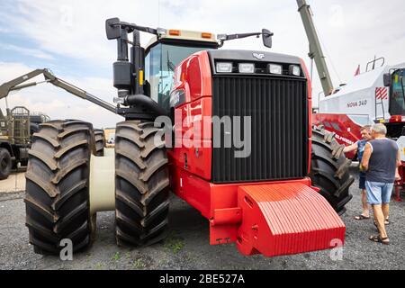 Sambek, Rostov Region, Russland, 28. Juni 2019: Moderne wirtschaftliche Rostselmash RSM-2375 Traktor mit 380 ps Leistung Stockfoto