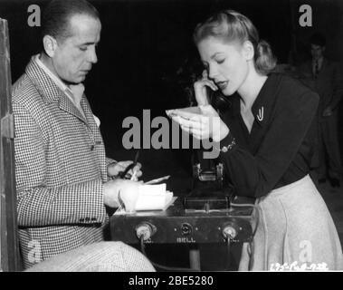 HUMPHREY BOGART und LAUREN BACALL am Set offen während der Dreharbeiten von DARK PASSAGE 1947 Regisseur / Drehbuch DELMER DAVES Warner Bros. Stockfoto