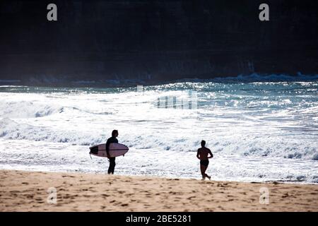 COVID 19 Sydney, australische Surfer, die während der Sperrung des Coronavirus in Australien täglich am Strand trainieren Stockfoto