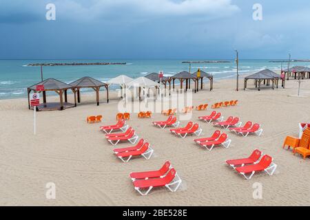 Der Strand von Tel Aviv an einem bewölkten Tag Stockfoto