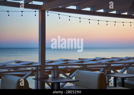 Gemütliches kleines Cafe am Strand bei Sonnenuntergang ohne Besucher wegen des Coronavirus Stockfoto