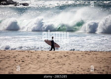 COVID 19 Sydney, australische Surfer, die während der Sperrung des Coronavirus in Australien täglich am Strand trainieren Stockfoto